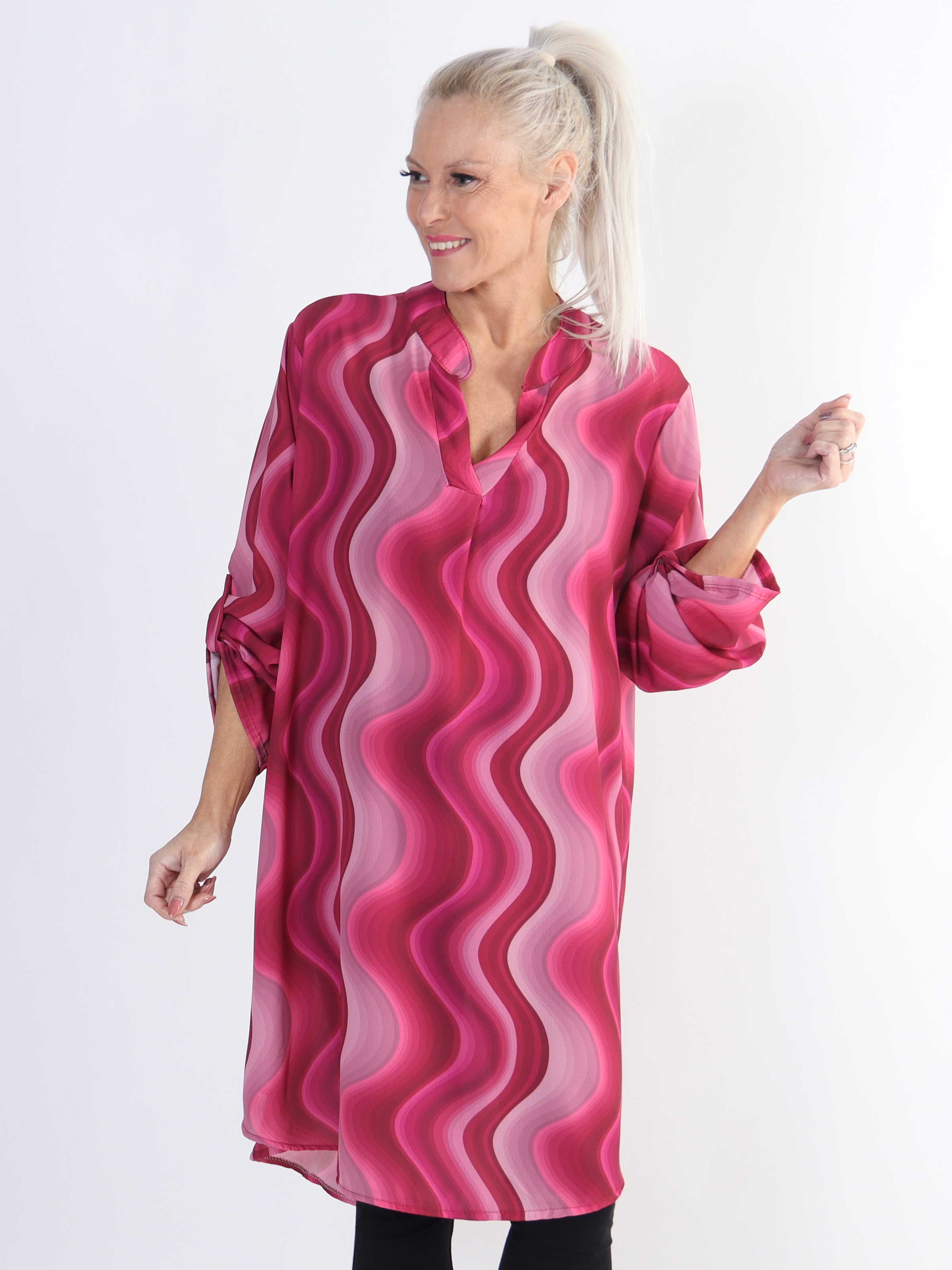 Vanesa Dress Wave - Let og luftig mønstret plus size kjole